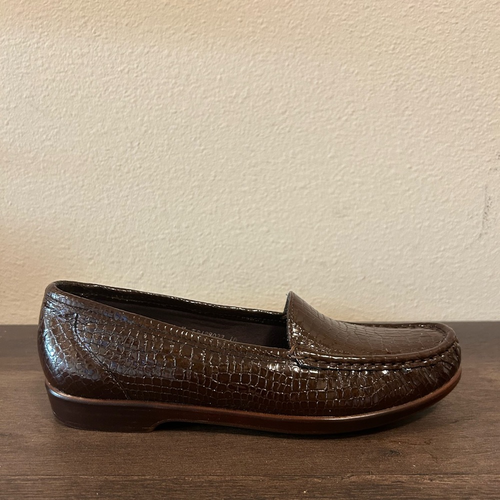 Classic Women's Brown Faux-Croc Loafer 8.50 N